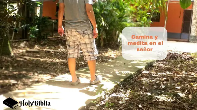 Hombre haciendo su devocional creativo caminando y meditando en el Señor