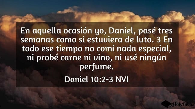 Tipos de ayuno según la biblia Daniel 10:2-3 En aquella ocasión yo, Daniel, pasé tres semanas como si estuviera de luto. 3 En todo ese tiempo no comí nada especial, ni probé carne ni vino, ni usé ningún perfume.